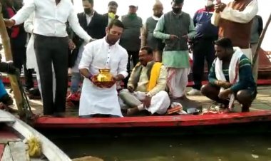 लोक जन शक्ति पार्टी के नेता स्वर्गीय राम विलास पासवान की अस्थियां संगम में प्रवाहित