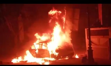 प्रयागराज के सिविल लाइन्स में कार में लगी भयानक आग