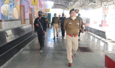 प्रयागराज के थाना झूंसी अंतर्गत अंदावा चौराहे पर सुरक्षा के दृष्टिगत भ्रमण निरीक्षण किया गया