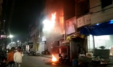 प्रयागराज के कीडगंज इलाके में बिजली के खम्बे में लगी आग