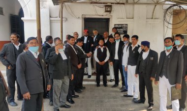 कृषि कानून वापिस लेने की मांग को समाजवादी अधिवक्ता सभा ने कचहरी मे निकाला विरोध मार्च