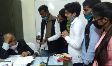 ऑफलाइन कक्षा संचालन एवं पुस्तकालय खोलने की मांग को लेकर NSUI ने डीन को सौंपा ज्ञापन