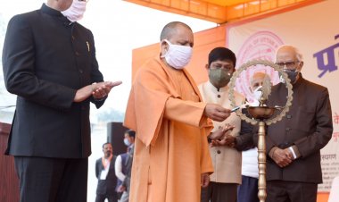 मुख्यमंत्री योगी आदित्यनाथ ने प्रदेश अधिवक्ता समागम-2020 कार्यक्रम का दीप प्रज्जवलित कर किया शुभारम्भ