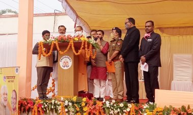 अधिवक्ता समागम में सीएम योगी बोले- माफिया से खाली कराई गई जमीन पर वकीलों शिक्षको और पत्रकारों  के लिए बनेगी आवासीय योजना