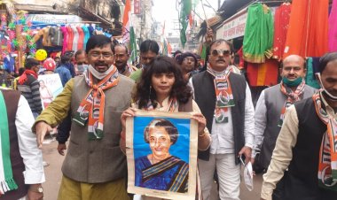 विजय दिवस पर तिरंगा जुलूस निकालकर नीम के पेड़ के नीचे शहीदों को दी श्रद्धांजलि