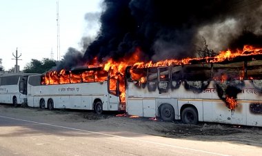 खड़ी बसों में लगी भीषण आग