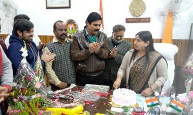 अखिल भारतीय उद्योग व्यापार मंडल के पदाधिकारियों ने केक काटकर महापौर अभिलाषा गुप्ता नंदी का जनमदिन मनाया