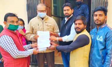 अनशन स्थल पर उठी CRET की परीक्षा तिथि बदलने की मांग और सौंपा गया ज्ञापन्