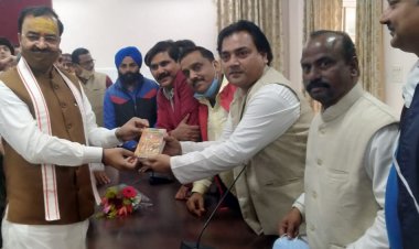 गीता देकर व्यापारियों ने उपमुख्यमंत्री केशव प्रसाद मौर्या से मांगा न्याय