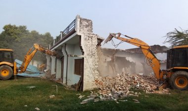 बाहुबली अतीक़ के एक और गुर्गे आशिफ उर्फ मल्ली का अवैध निर्माण ध्वस्त