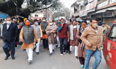 कालिंदीपुरम सड़क का निरीक्षण करने पहुंचे कैबिनेट मंत्री सिद्धार्थ नाथ सिंह