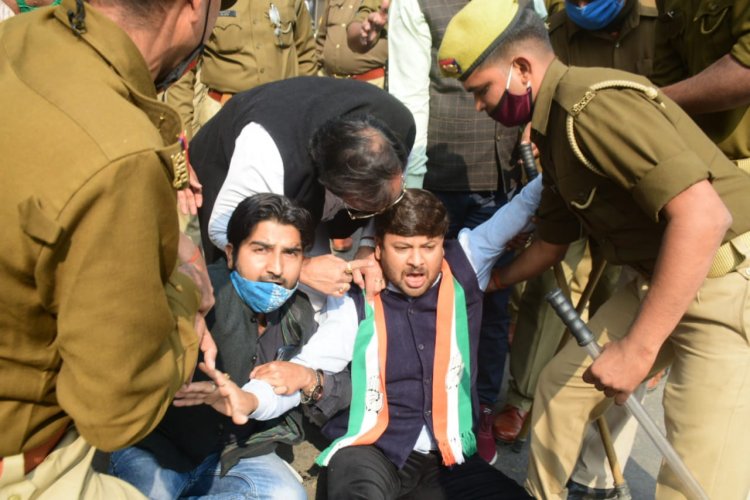 प्रदर्शन के दौरान हिरासत में लिए गये कांग्रेसी