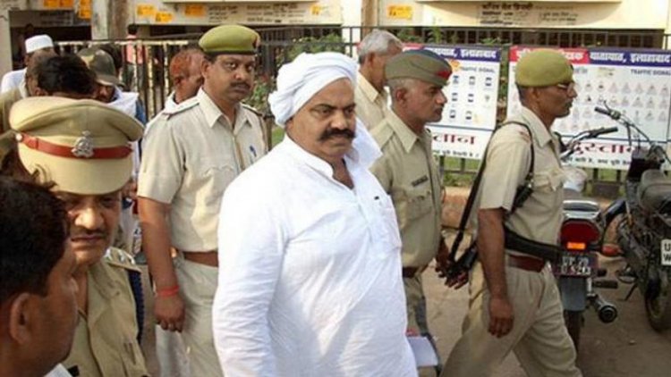 अतीक़ के करीबी पूर्व प्रधान मुबारक के मकान पर चला बुलडोजर
