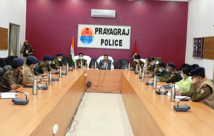 कोहरे व धुंध में ट्रैफिक ब्यवस्था को लेकर डीआईजी एसएसपी प्रयागराज ने राजपत्रित अधिकारिगणो के साथ की बैठक