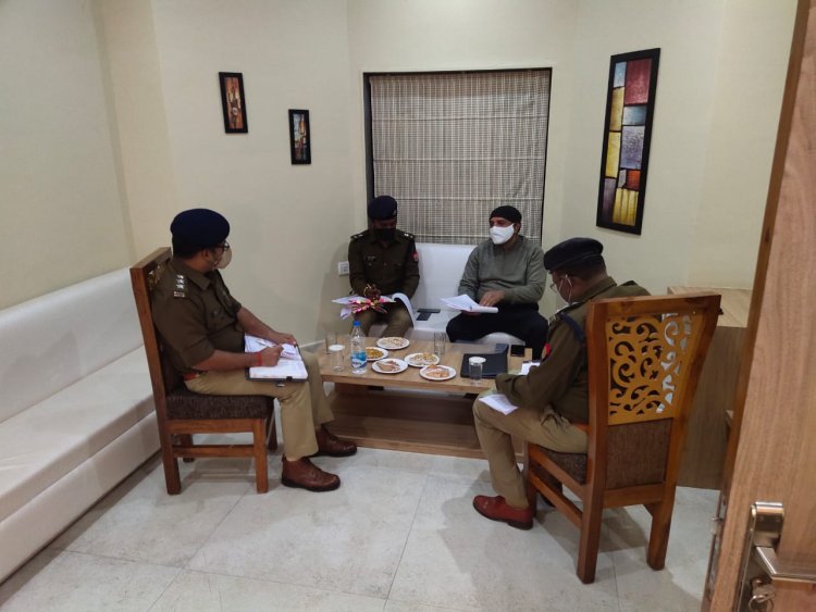 अपर पुलिस महानिदेशक प्रयागराज जोन प्रयागराज प्रेम प्रकाश ने चित्रकूट जनपद में समीक्षा गोष्ठी कर आवश्यक दिशा-निर्देश दिए