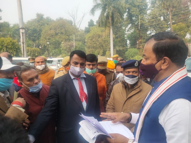 माघ मेला क्षेत्र के रेहड़ी पटरी दुकानदारो के उजारीकरण के सन्दर्भ में डिप्टी सीएम को सौपा ज्ञापन