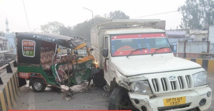 प्रयागराज के चौफटका में सड़क हादसा ऑटो और पिकअप वैन आमने सामने भिड़े
