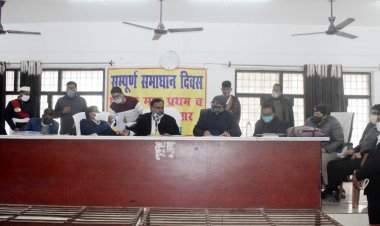 मण्डलायुक्त तहसील सोरांव पहुंचकर सम्पूर्ण समाधान दिवस की कार्रवाईयों का लिया जायजा, जन शिकायतों को भी सुना