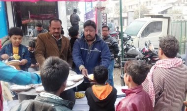 मानवाधिकार एसोसिएशन ने श्रद्धालुओं  को वितरित किया  प्रसाद