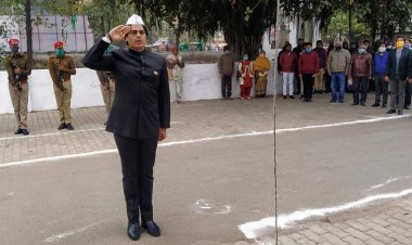 जिलाधिकारी ने 72वें गणतंत्र दिवस पर कलक्ट्रेट में किया झण्डारोहण