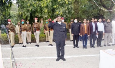 मण्डलायुक्त ने गणतंत्र दिवस के अवसर पर आयुक्त कार्यालय में किया ध्वाजारोहण