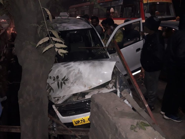 प्रयागराज के झूंसी में हादसा फोर व्हीलर पेड़ से टकराई