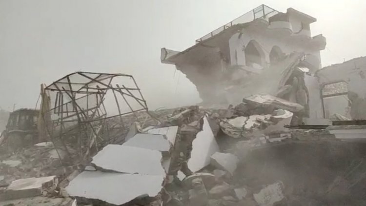 पूर्व सांसद अतीक अहमद के गुर्गे एजाज़ के मकान पर चला बुल्डोजर