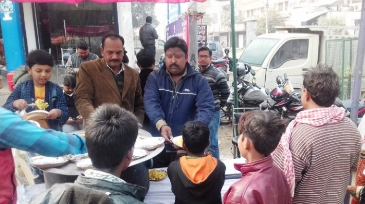 मानवाधिकार एसोसिएशन ने श्रद्धालुओं को वितरित किया प्रसाद