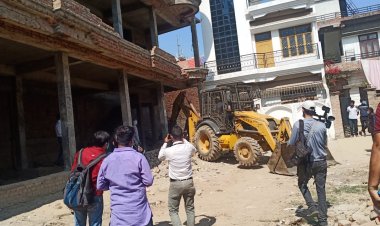 प्रयागराज: माफ़िया अतीक़ के खास के निर्माण पर ध्वस्तीकरण की कार्रवाई