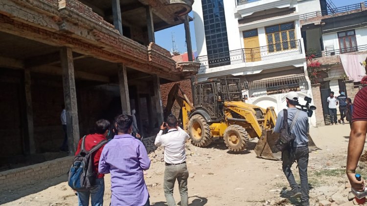 प्रयागराज: माफ़िया अतीक़ के खास के निर्माण पर ध्वस्तीकरण की कार्रवाई