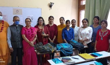 एलीट इंस्टिट्यूट ने होनहार छात्राओं को किया सम्मानित