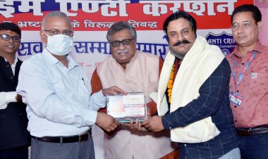 कोविड काल में उत्कृष्ट एंव सराहनीय कार्या के लिए प्रयागरत्न से सम्मानित की गई विभूतियां