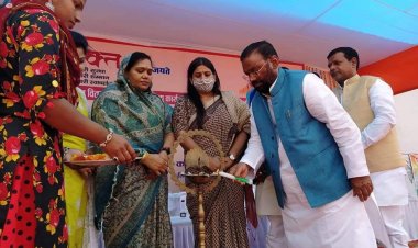 कैबिनेट मंत्री स्वामी प्रसाद मौर्य ने निर्माण श्रमिकों के हितलाभ वितरण कार्यक्रम का दीप प्रज्जवलित कर किया उद्घाटन