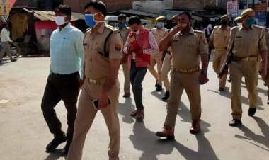 पुलिस व प्रशासन ने कस्बा कोरांव में पैदल मार्च कर उतरवाया होर्डिन्ग