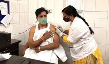 मंत्री अनिल राजभर ने लगवायी वैक्सीन की पहली डोज