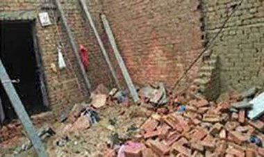 UP के मिर्जापुर में मकान की छत गिरी, 5 लोग दबे