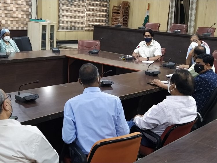प्रयागराज के DM की प्राइवेट अस्पतालों के प्रतिनिधियों के साथ बैठक