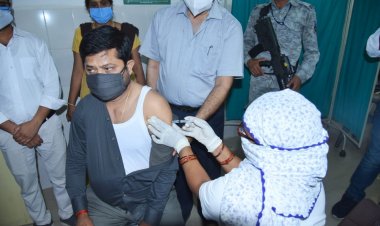 विधायक नंदगोपाल गुप्ता नन्दी ने लगवाई कोरोना वैक्सीन की प्रथम खुराक