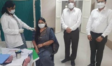 मेयर अभिलाषा गुप्ता नंदी ने लगवाई कोरोना वैक्सीन की पहली डोज़
