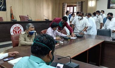 संगम सभागार में अधिकारियों के साथ थोक गल्ला, थोक किराना, डिस्ट्रीब्यूटर एसोसिएशन, दवा व्यापारियों की मीटिंग