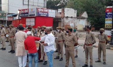 सिविल लाइंस उद्योग व्यापार मंडल ने किया पुलिस कर्मियों को कोविड बचाव किट का वितरण