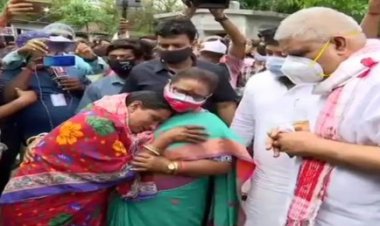 बंगाल- पीड़ित परिवारों से मिले गर्वनर, कहा- हिंसा केवल बंगाल में क्यों?