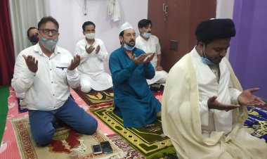 घरों मे कोविड गाईड लाईन पर अमल करते हुए पढ़ी गई ईद की खास नमाज़