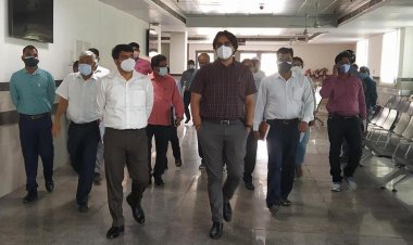 प्रयागराज : DM ने स्वरूपरानी चिकित्सालय में निरीक्षण एवं समीक्षा बैठक की