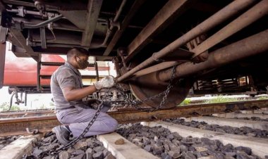 चक्रवाती तूफान- रेलवे ने जंजीरों से बांधे ट्रेनों के पहिए