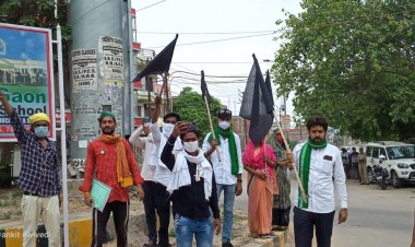 प्रयागराज में कृषि कानून का विरोध, किसानों ने काले झंडे दिखाए