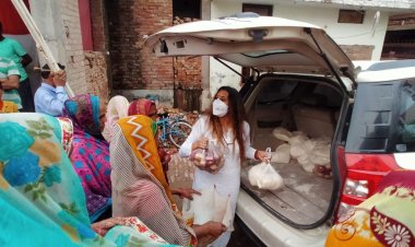 यमुना पार के कई इलाकों में समाज सेविका अवंतिका टंडन ने निःशुल्क राशन वितरण किया