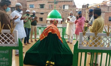 आज़म खान की सलामती के लिए सपा कार्यकर्ताओं ने मांगी दुआ, दादा मियाँ के रौज़े पर चढ़ाई चादर