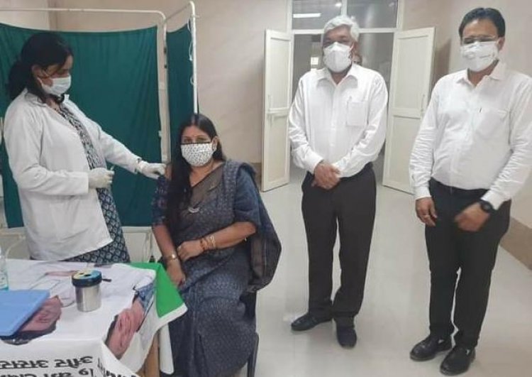 मेयर अभिलाषा गुप्ता नंदी ने लगवाई कोरोना वैक्सीन की पहली डोज़