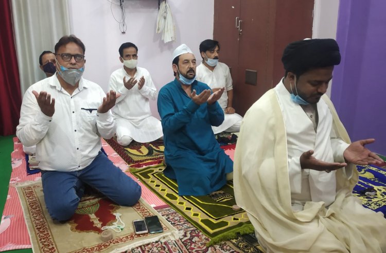 घरों मे कोविड गाईड लाईन पर अमल करते हुए पढ़ी गई ईद की खास नमाज़
